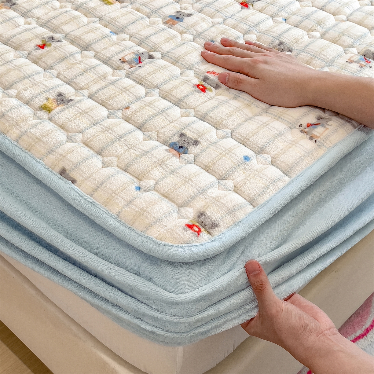 91家纺网 家纺一手货源 找家纺 布卢姆床垫 2025新款A类抗菌印花牛奶绒夹棉床笠 飞天小象