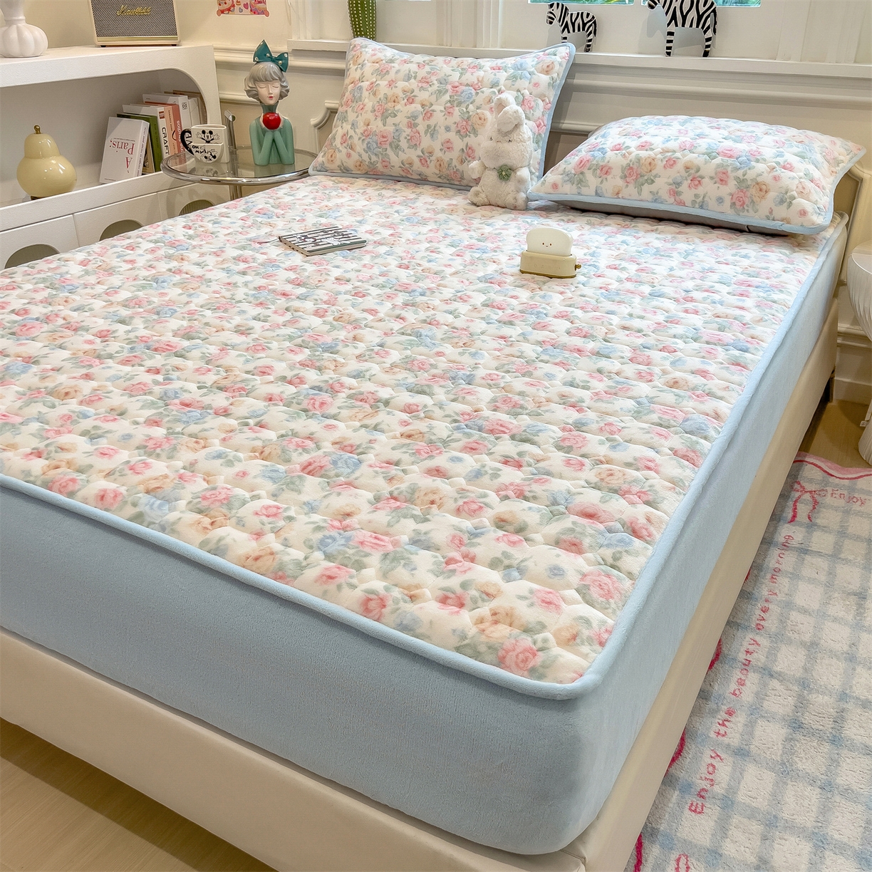 91家纺网 家纺一手货源 找家纺 布卢姆床垫 2025新款A类抗菌印花牛奶绒夹棉床笠 花在云端