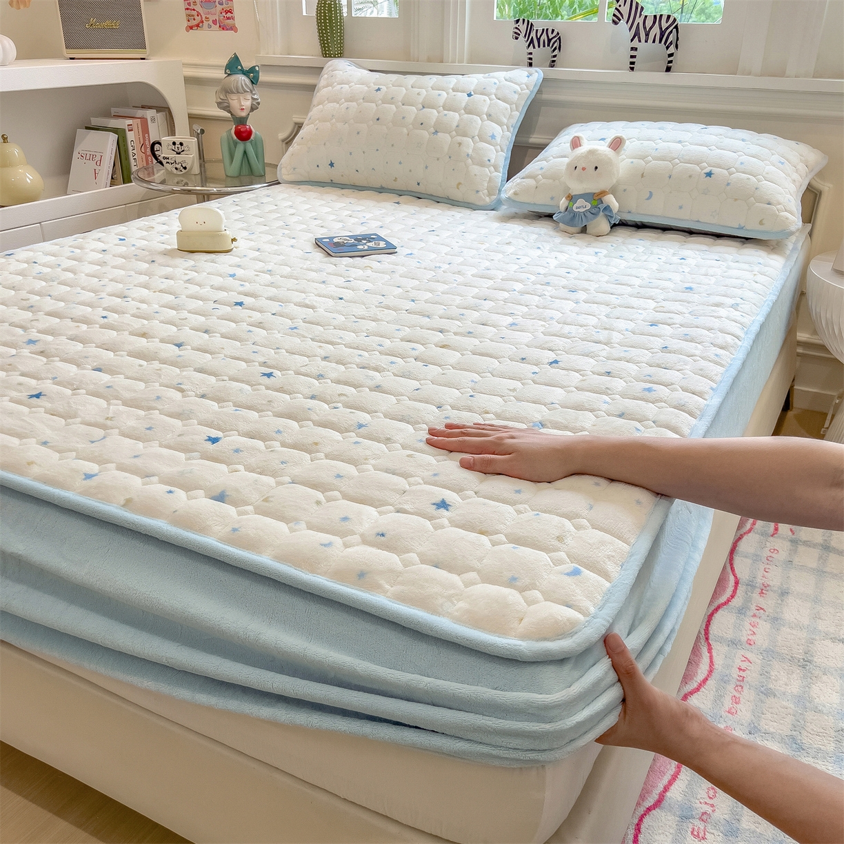 91家纺网 家纺一手货源 找家纺 布卢姆床垫 2025新款A类抗菌印花牛奶绒夹棉床笠 蓝色星光