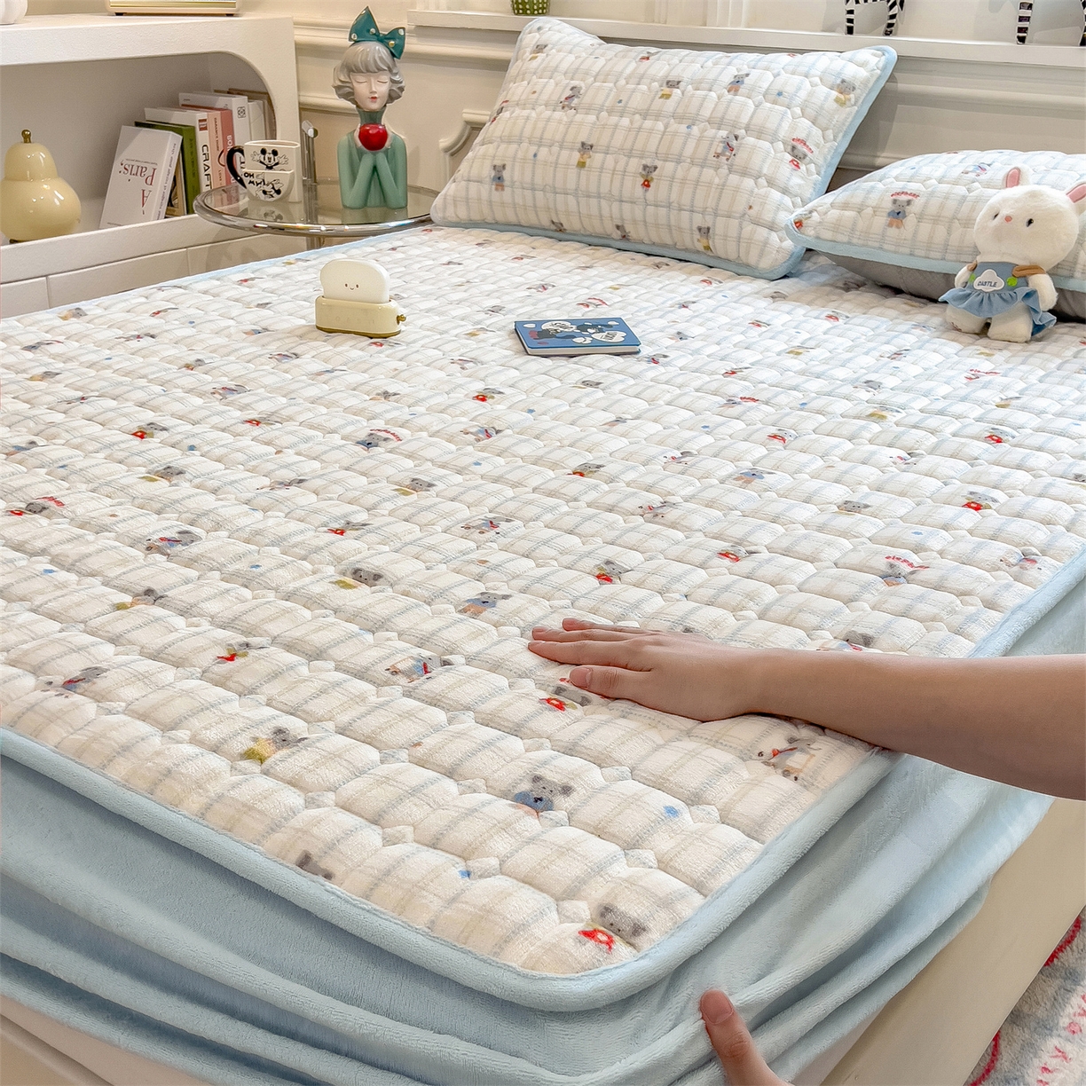 91家纺网 家纺一手货源 找家纺 布卢姆床垫 2025新款A类抗菌印花牛奶绒夹棉床笠 飞天小象