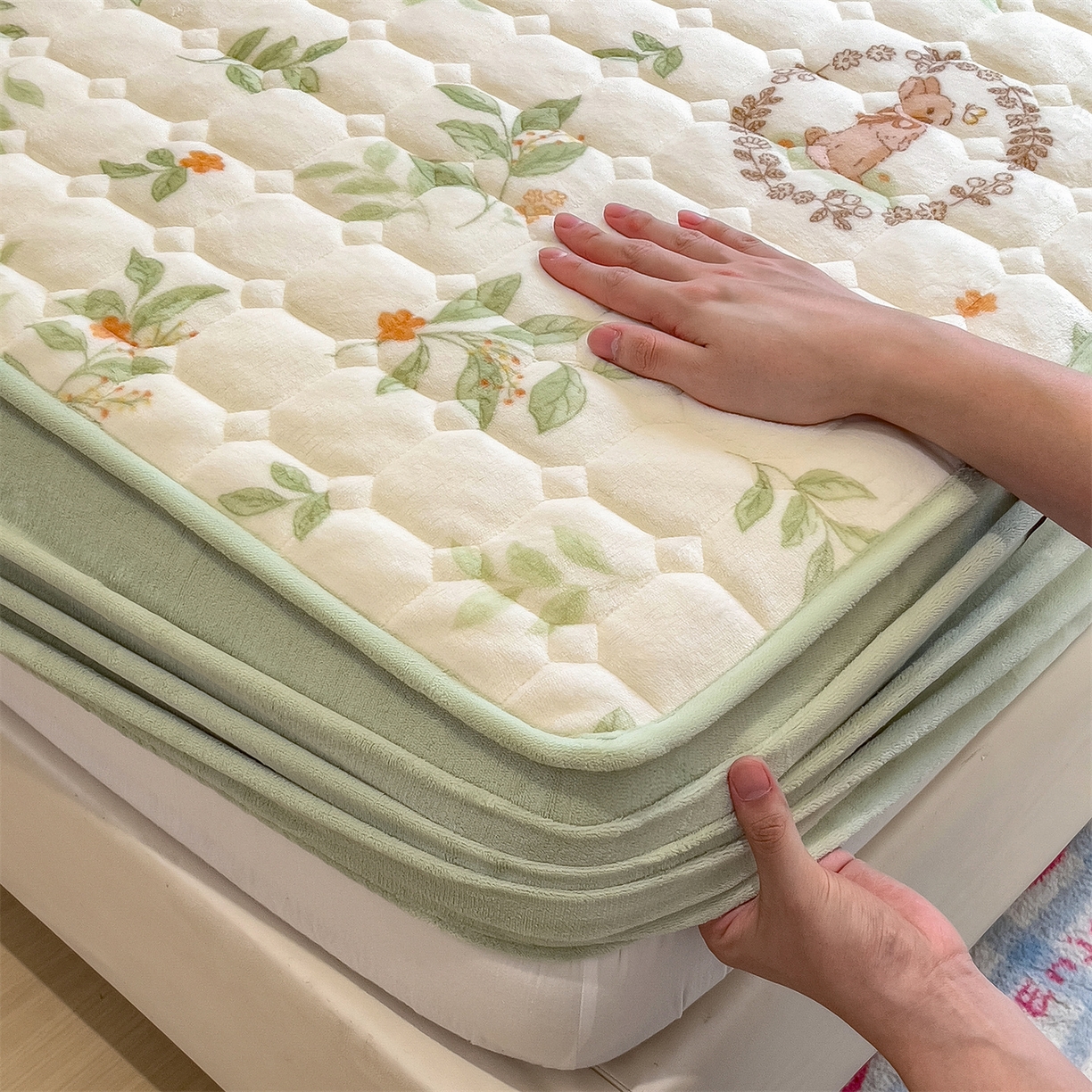 91家纺网 家纺一手货源 找家纺 布卢姆床垫 2025新款A类抗菌印花牛奶绒夹棉床笠 叶畔兔语