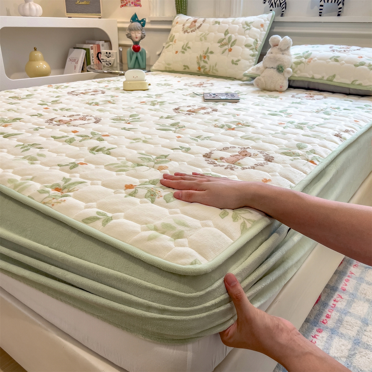 91家纺网 家纺一手货源 找家纺 布卢姆床垫 2025新款A类抗菌印花牛奶绒夹棉床笠 叶畔兔语