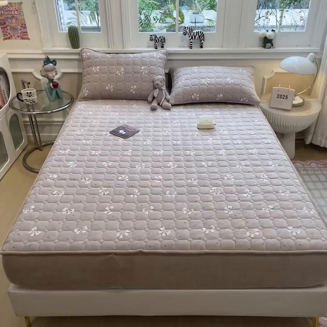 91家纺网 家纺一手货源 找家纺 布卢姆床垫 2025新款A类抗菌印花牛奶绒夹棉床笠 爱如星尘