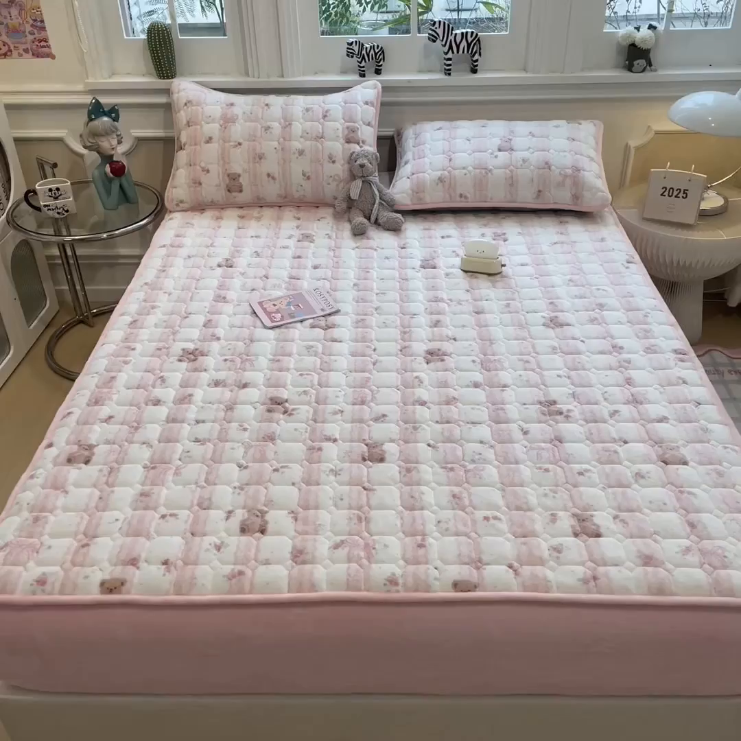 91家纺网 家纺一手货源 找家纺 布卢姆床垫 2025新款A类抗菌印花牛奶绒夹棉床笠 粉粉蕾丝熊