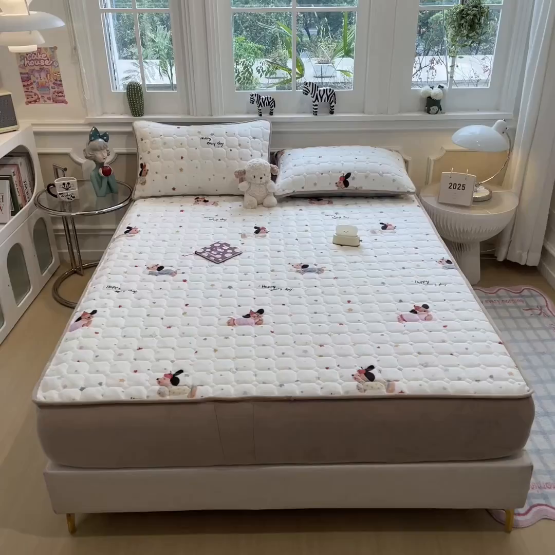 91家纺网 家纺一手货源 找家纺 布卢姆床垫 2025新款A类抗菌印花牛奶绒夹棉床笠 童趣星海