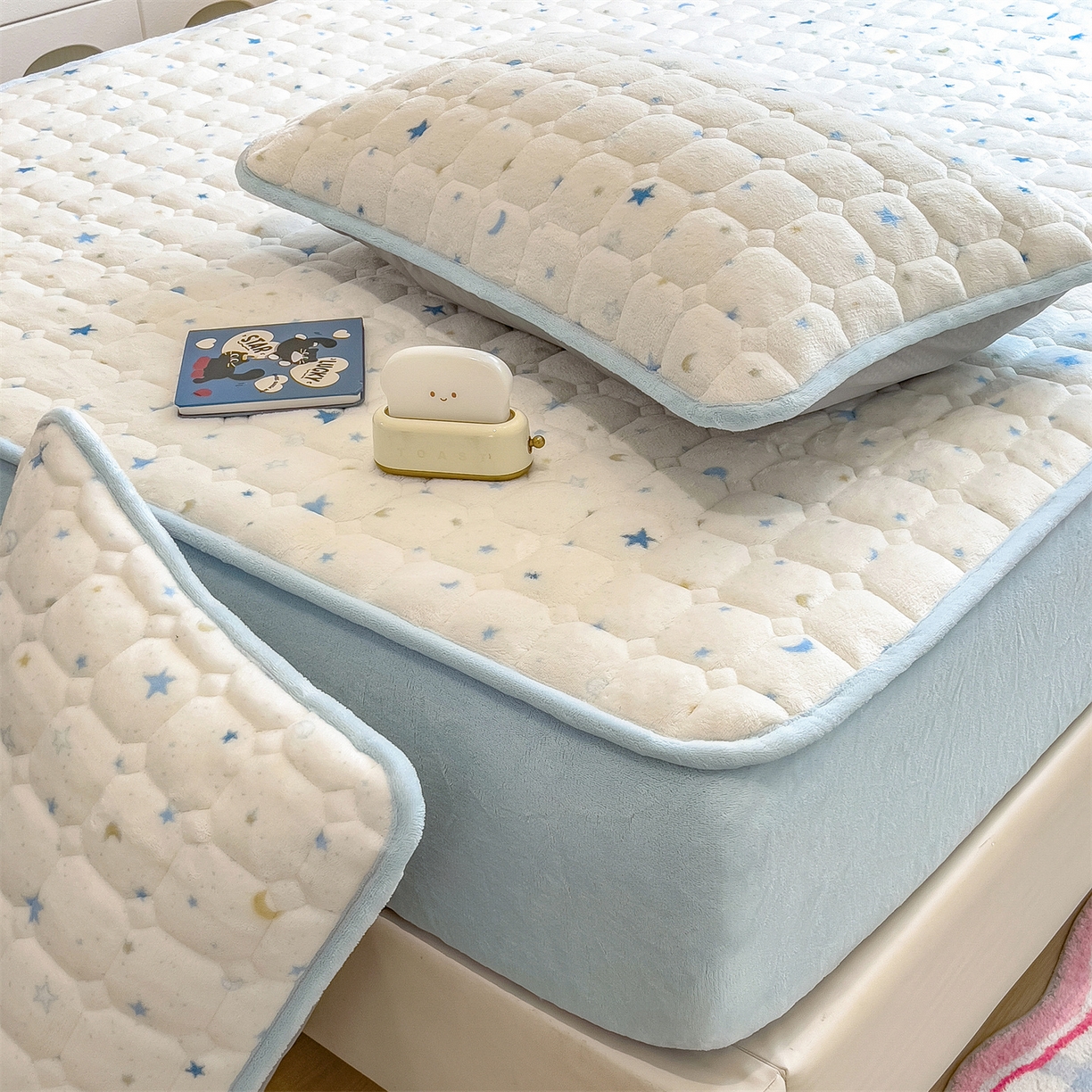 91家纺网 家纺一手货源 找家纺 布卢姆床垫 2025新款A类抗菌印花牛奶绒夹棉床笠 蓝色星光