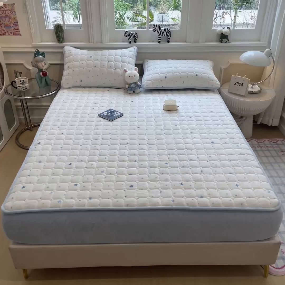 91家纺网 家纺一手货源 找家纺 布卢姆床垫 2025新款A类抗菌印花牛奶绒夹棉床笠 蓝色星光