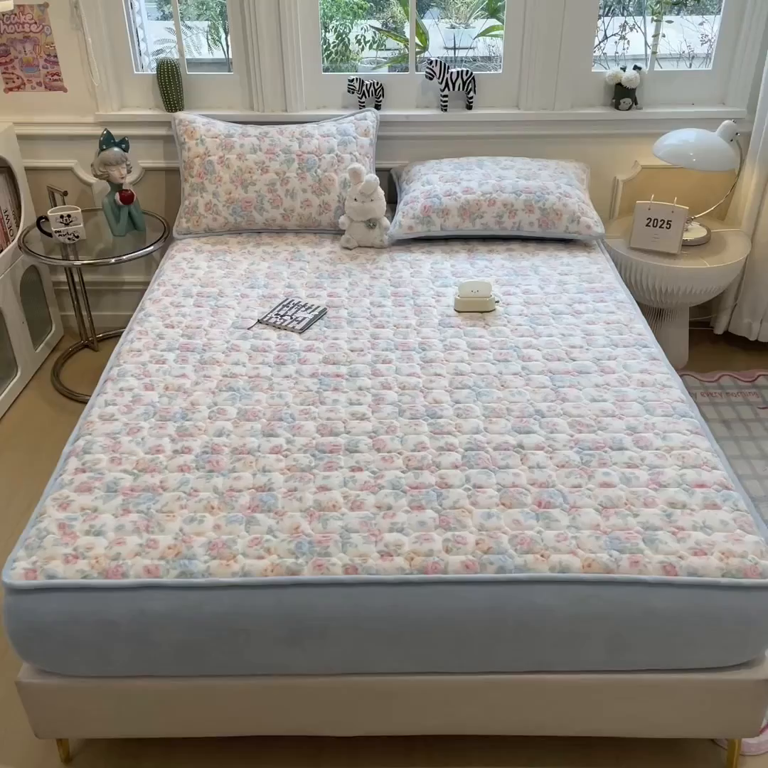 91家纺网 家纺一手货源 找家纺 布卢姆床垫 2025新款A类抗菌印花牛奶绒夹棉床笠 花在云端