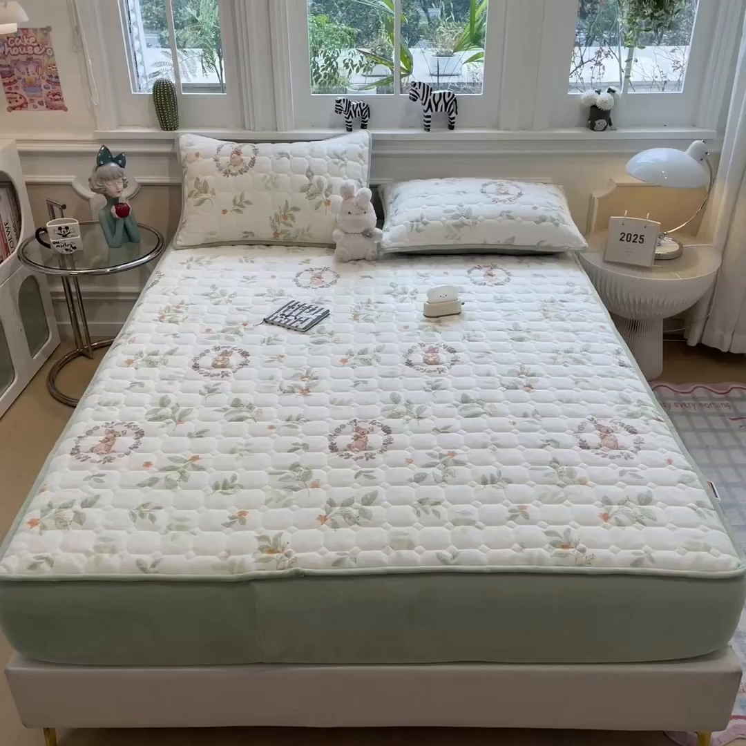 91家纺网 家纺一手货源 找家纺 布卢姆床垫 2025新款A类抗菌印花牛奶绒夹棉床笠 叶畔兔语