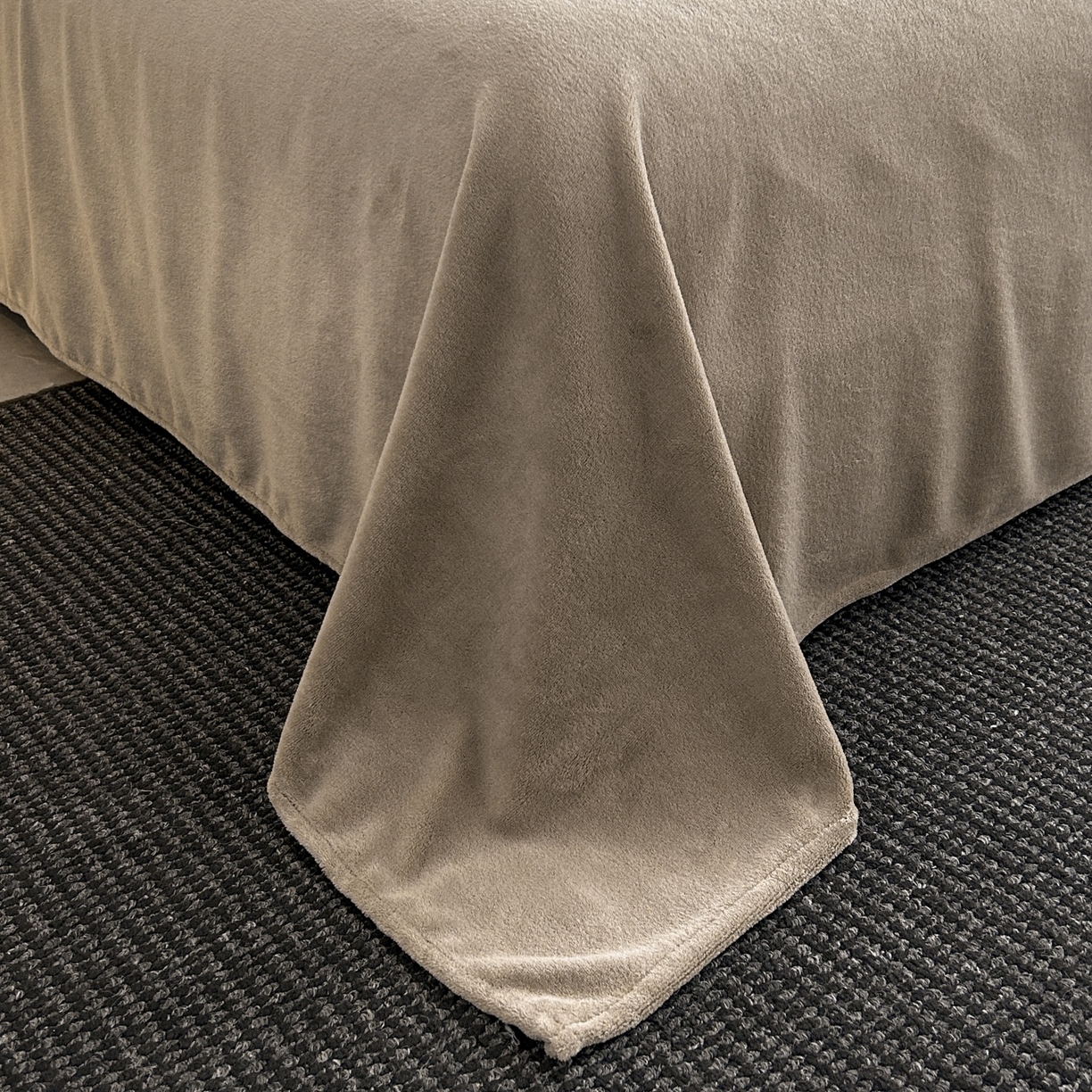 91家纺网 家纺一手货源 找家纺 蓝极人 2025新款美拉德系兔绒兔毛绒兔兔绒印花四件套 韵赫浅玫