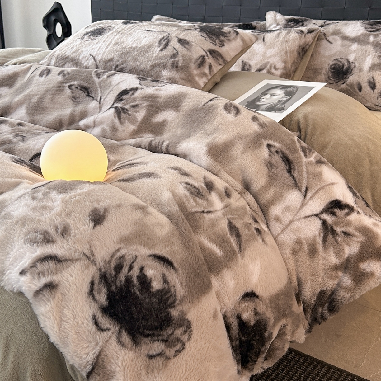 91家纺网 家纺一手货源 找家纺 蓝极人 2025新款美拉德系兔绒兔毛绒兔兔绒印花四件套 韵赫浅玫