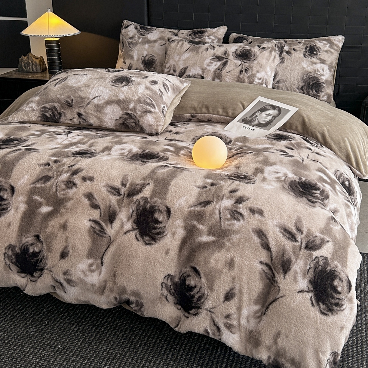 91家纺网 家纺一手货源 找家纺 蓝极人 2025新款美拉德系兔绒兔毛绒兔兔绒印花四件套 韵赫浅玫