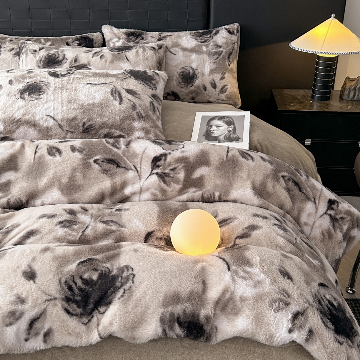 91家纺网 家纺一手货源 找家纺 蓝极人 2025新款美拉德系兔绒兔毛绒兔兔绒印花四件套 韵赫浅玫