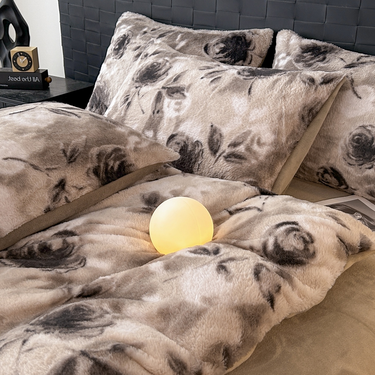 91家纺网 家纺一手货源 找家纺 蓝极人 2025新款美拉德系兔绒兔毛绒兔兔绒印花四件套 韵赫浅玫