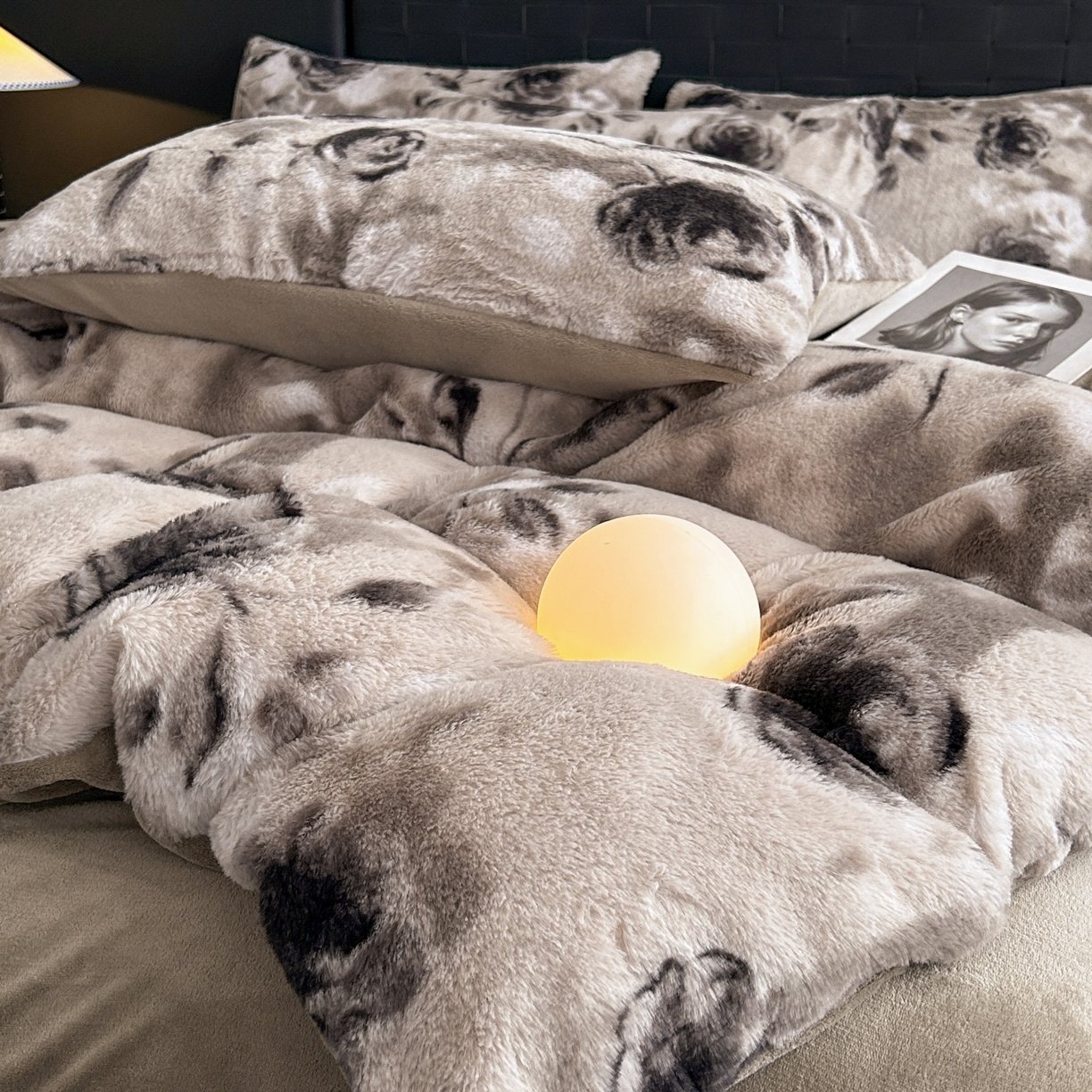 91家纺网 家纺一手货源 找家纺 蓝极人 2025新款美拉德系兔绒兔毛绒兔兔绒印花四件套 韵赫浅玫