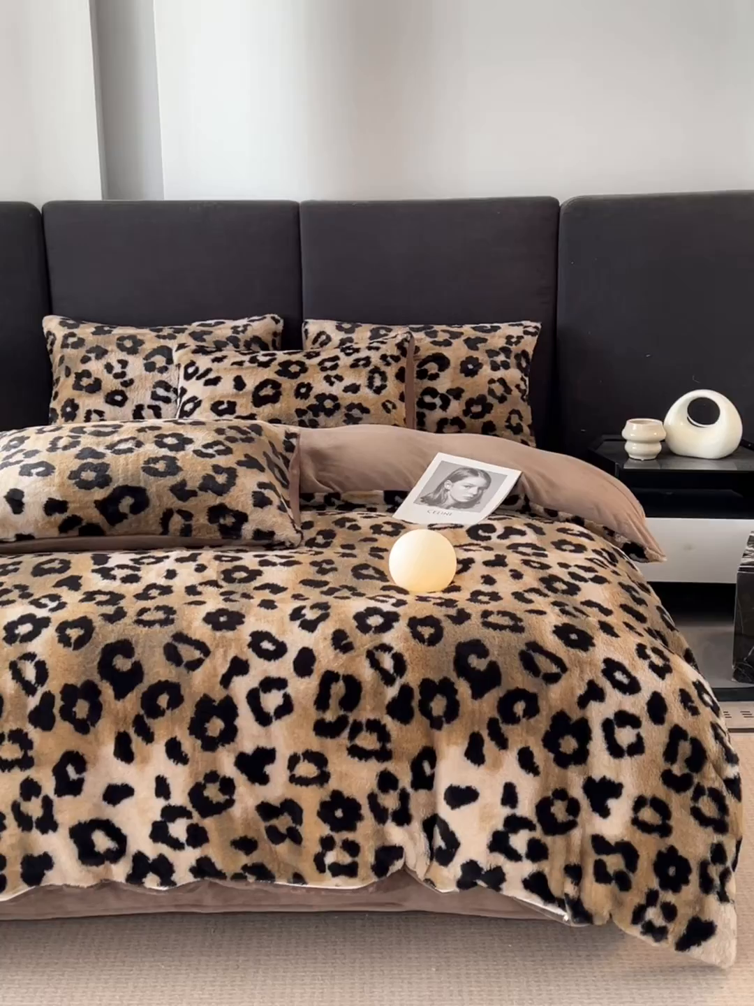 91家纺网 家纺一手货源 找家纺 蓝极人 2025新款美拉德系兔绒兔毛绒兔兔绒印花四件套 墨斑幻花