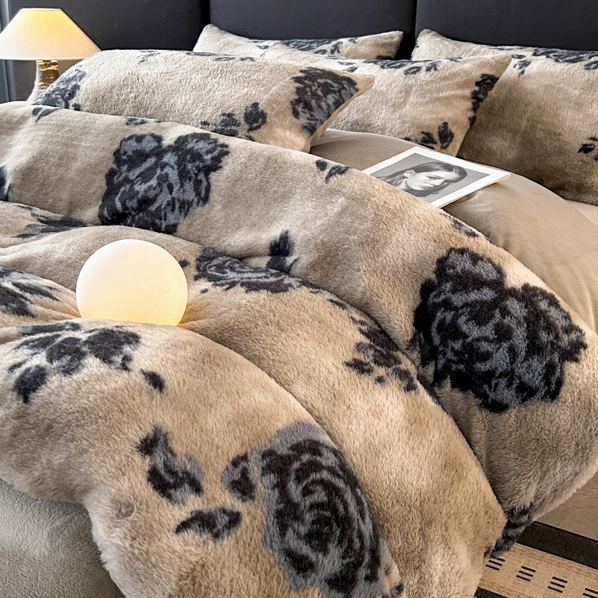 91家纺网 家纺一手货源 找家纺 蓝极人 2025新款美拉德系兔绒兔毛绒兔兔绒印花四件套 墨影墨玫