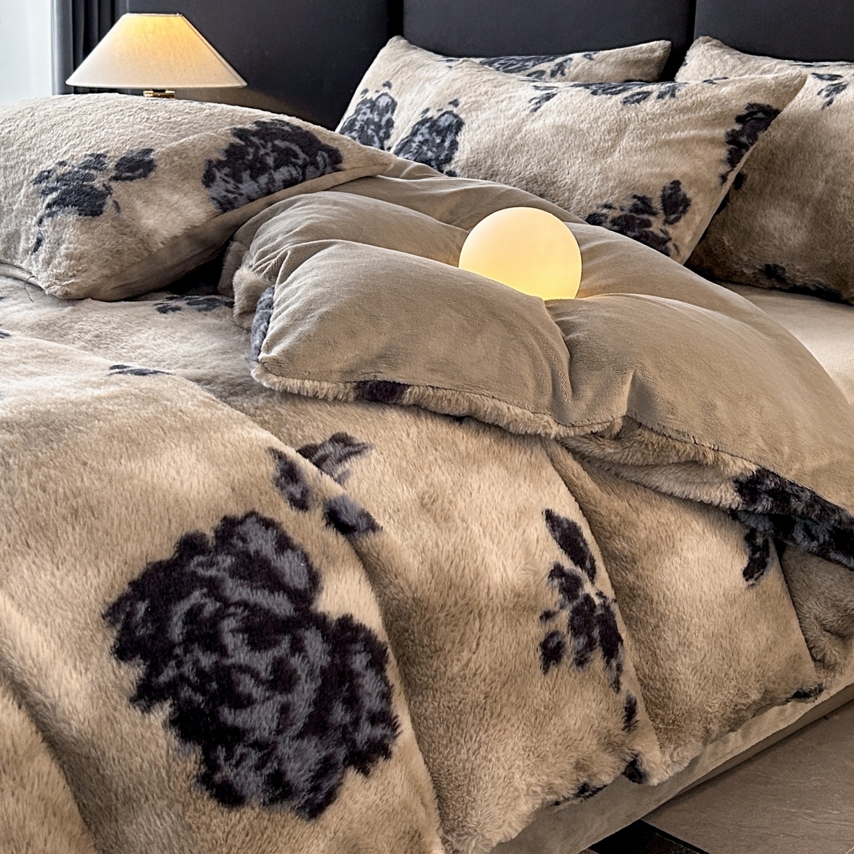 91家纺网 家纺一手货源 找家纺 蓝极人 2025新款美拉德系兔绒兔毛绒兔兔绒印花四件套 墨影墨玫