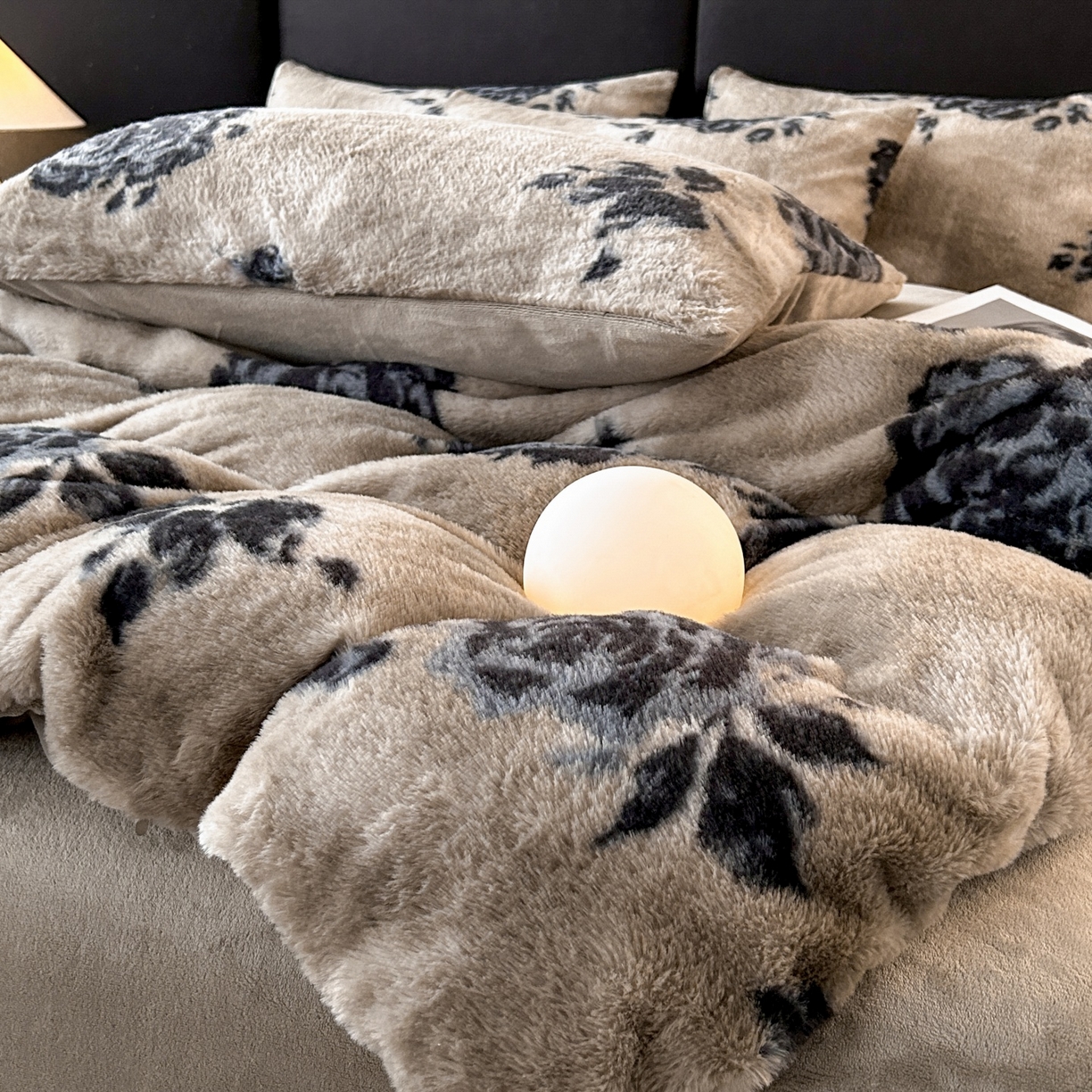 91家纺网 家纺一手货源 找家纺 蓝极人 2025新款美拉德系兔绒兔毛绒兔兔绒印花四件套 墨影墨玫