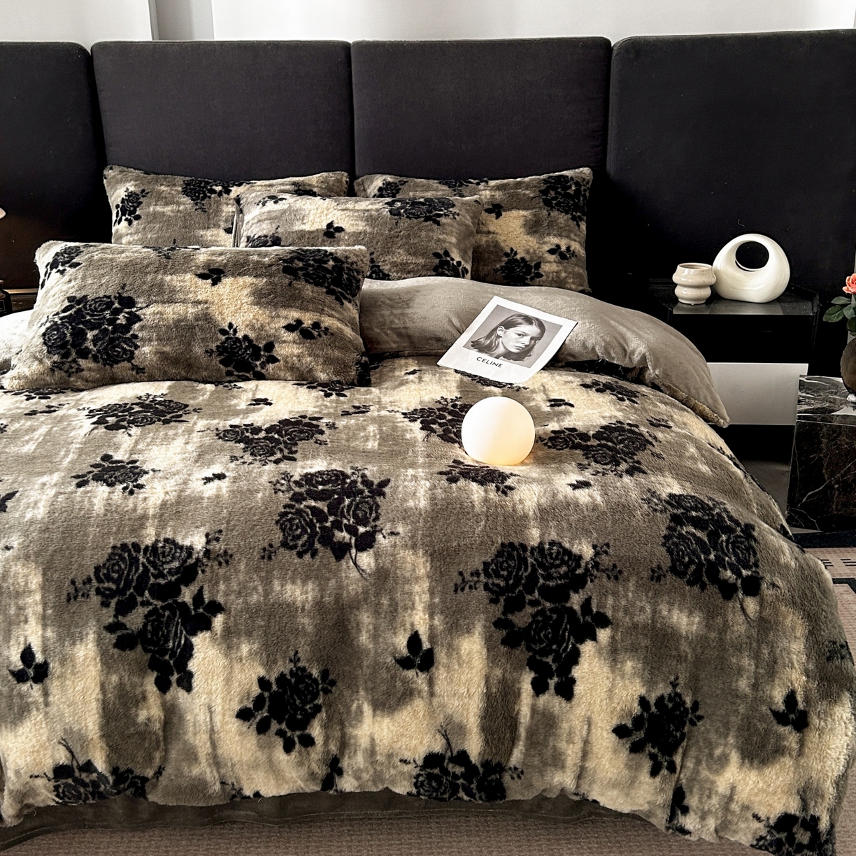 91家纺网 家纺一手货源 找家纺 蓝极人 2025新款美拉德系兔绒兔毛绒兔兔绒印花四件套 黑影玫瑰