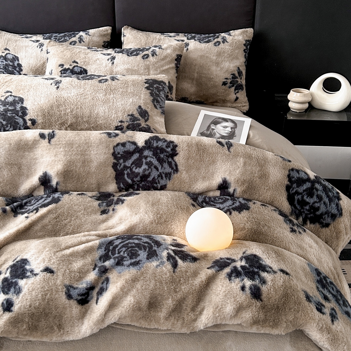 91家纺网 家纺一手货源 找家纺 蓝极人 2025新款美拉德系兔绒兔毛绒兔兔绒印花四件套 墨影墨玫