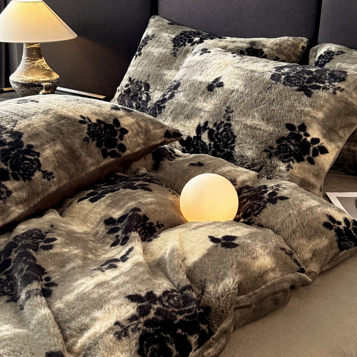 91家纺网 家纺一手货源 找家纺 蓝极人 2025新款美拉德系兔绒兔毛绒兔兔绒印花四件套 黑影玫瑰