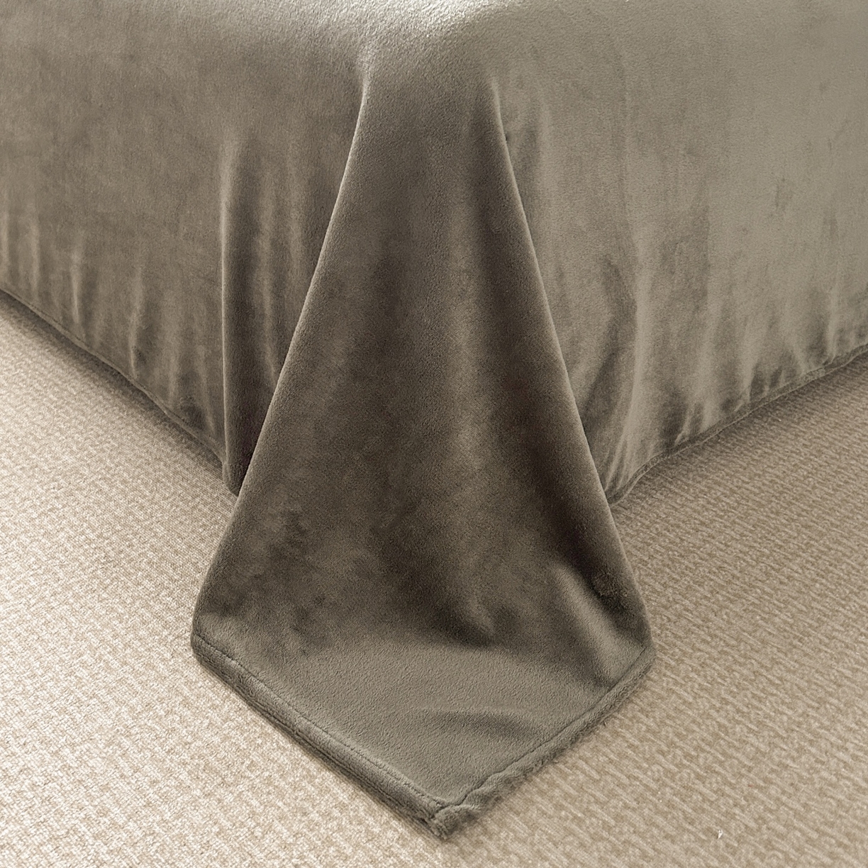 91家纺网 家纺一手货源 找家纺 蓝极人 2025新款美拉德系兔绒兔毛绒兔兔绒印花四件套 黑影玫瑰