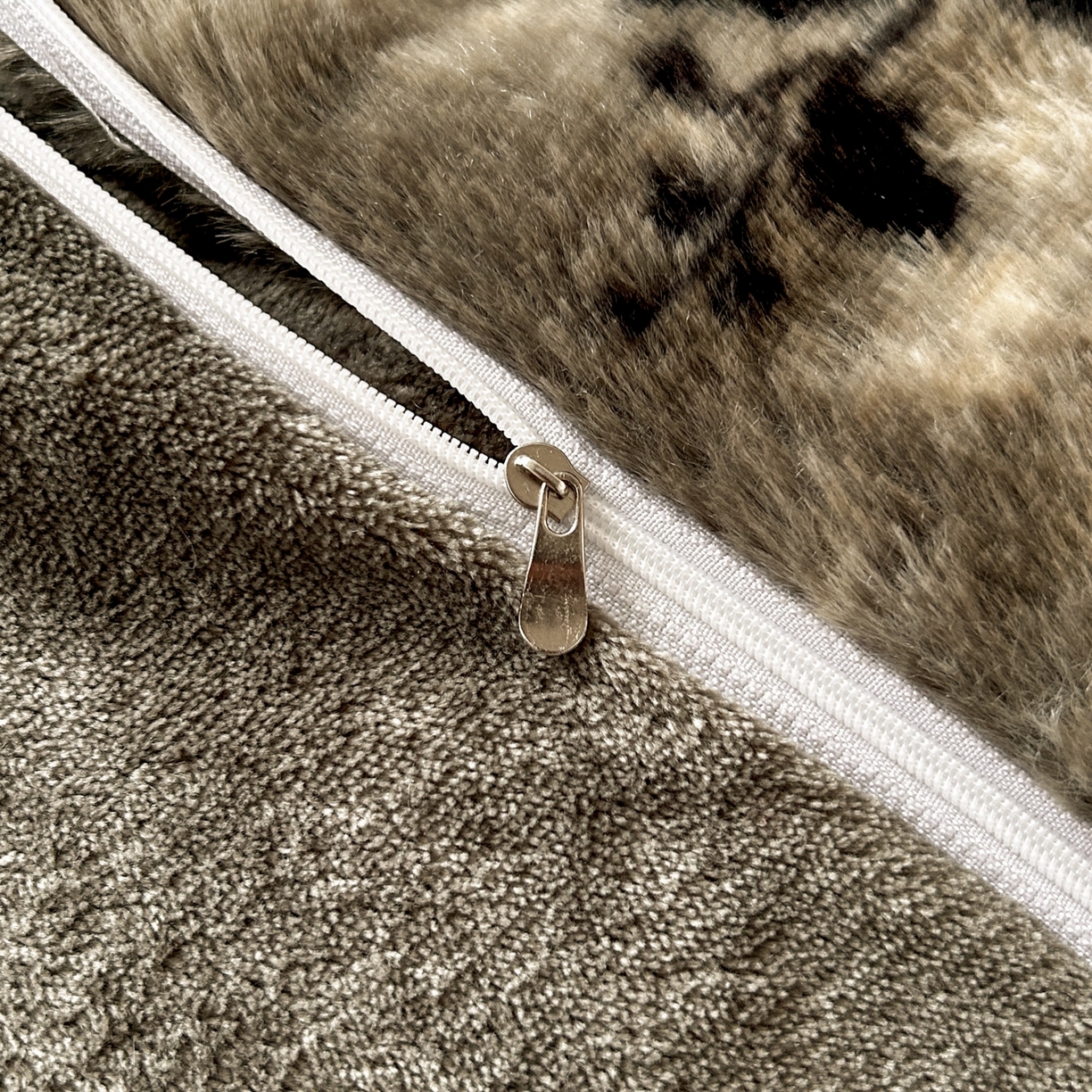 91家纺网 家纺一手货源 找家纺 蓝极人 2025新款美拉德系兔绒兔毛绒兔兔绒印花四件套 黑影玫瑰