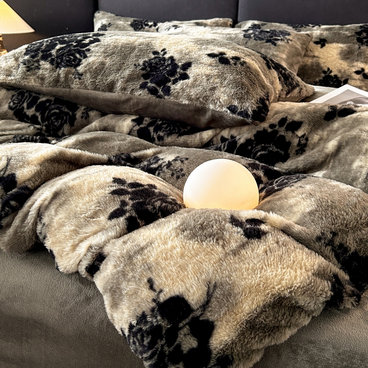 91家纺网 家纺一手货源 找家纺 蓝极人 2025新款美拉德系兔绒兔毛绒兔兔绒印花四件套 黑影玫瑰