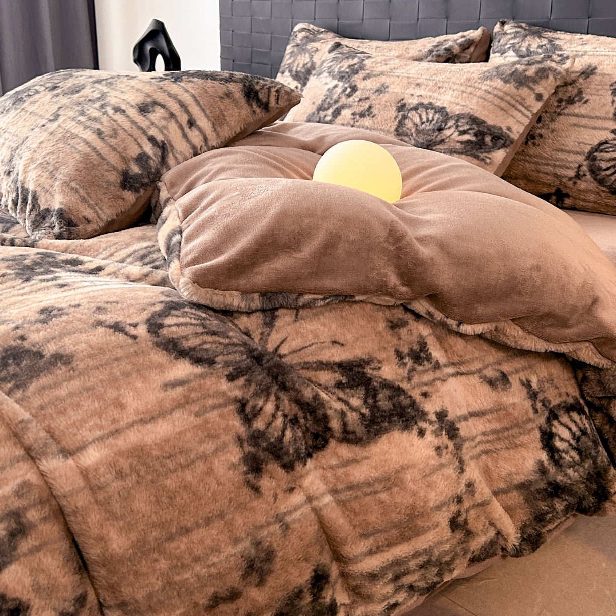 91家纺网 家纺一手货源 找家纺 蓝极人 2025新款美拉德系兔绒兔毛绒兔兔绒印花四件套 黑影蝶梦