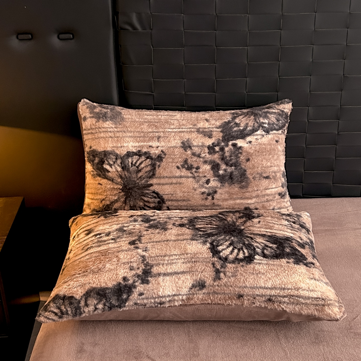 91家纺网 家纺一手货源 找家纺 蓝极人 2025新款美拉德系兔绒兔毛绒兔兔绒印花四件套 黑影蝶梦