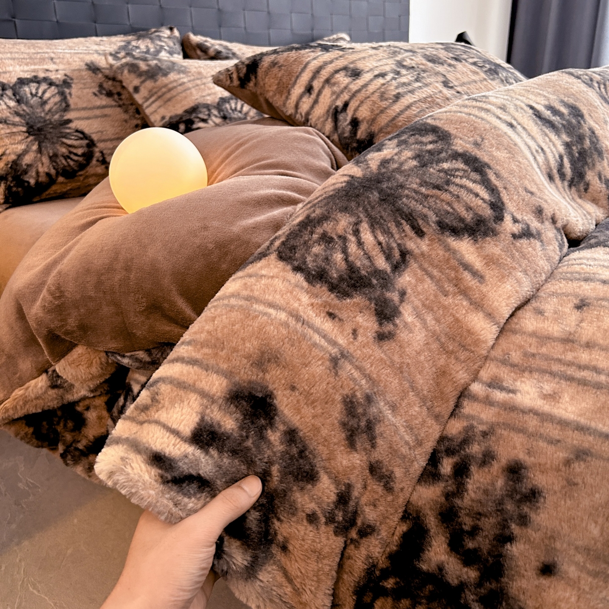 蓝极人 2025新款美拉德系兔绒兔毛绒兔兔绒印花四件套 黑影蝶梦