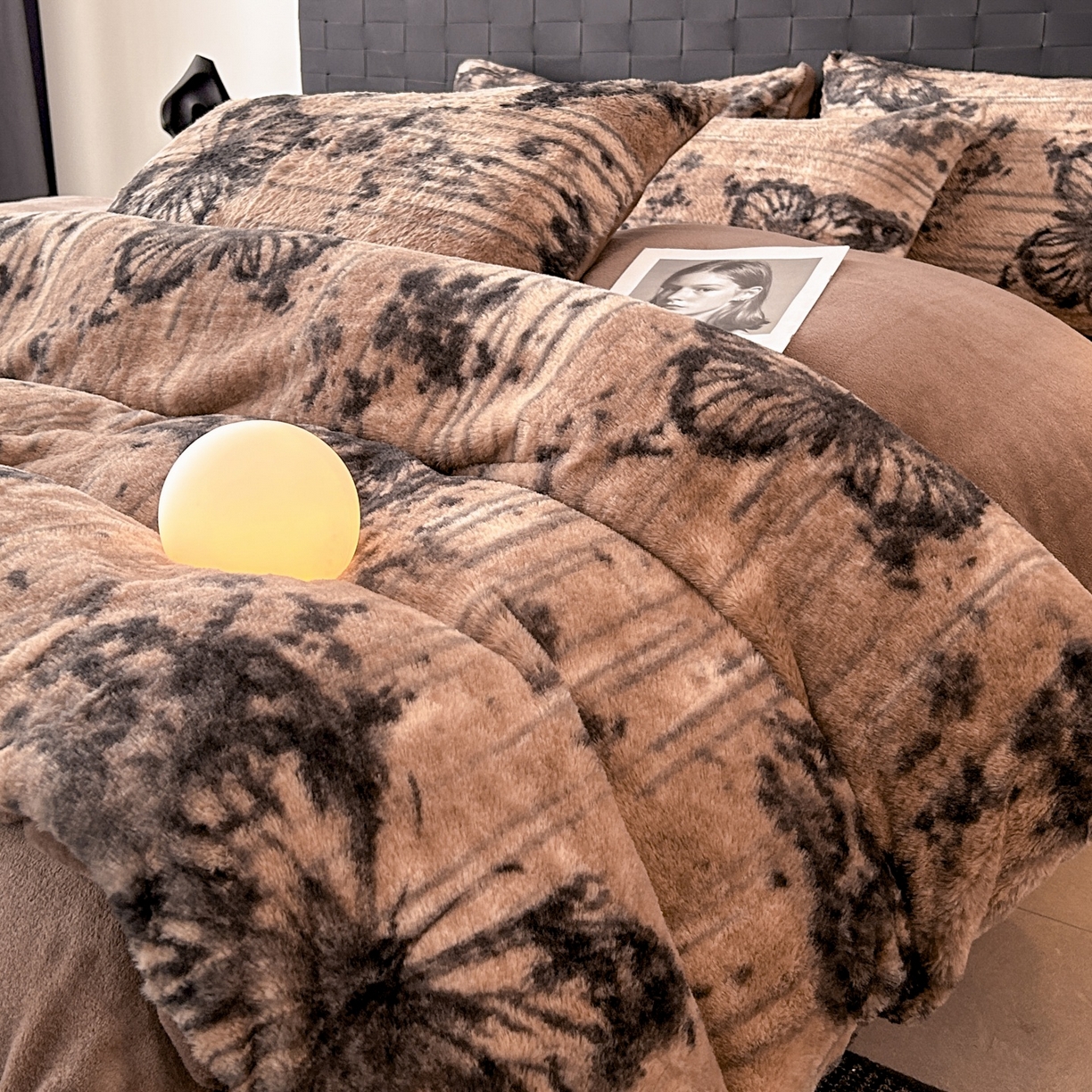 91家纺网 家纺一手货源 找家纺 蓝极人 2025新款美拉德系兔绒兔毛绒兔兔绒印花四件套 黑影蝶梦