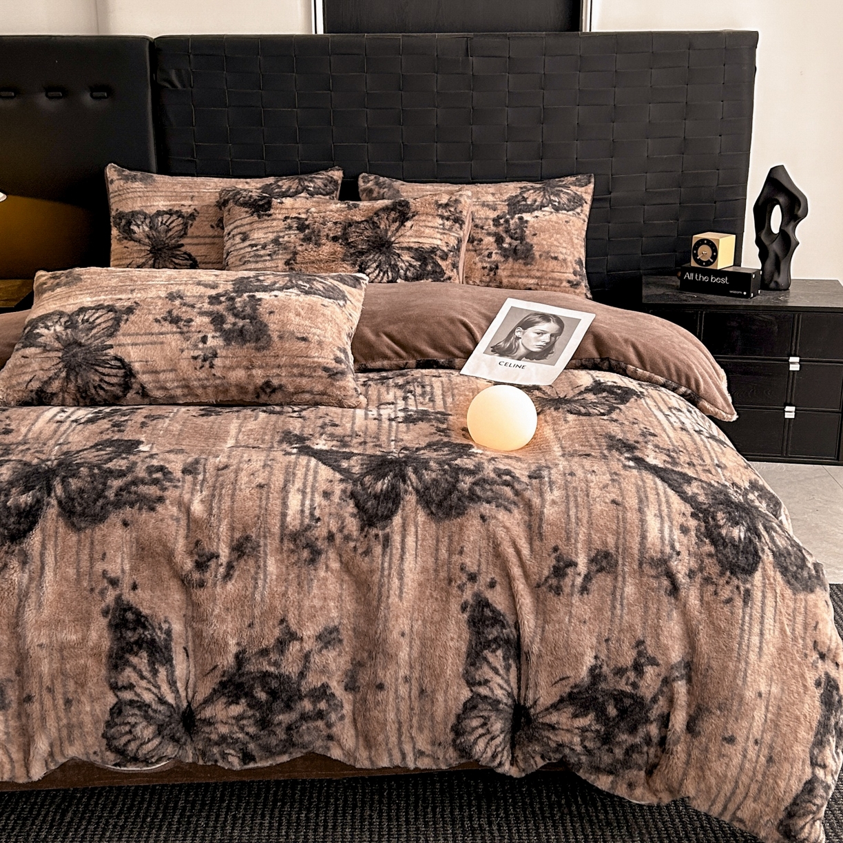 91家纺网 家纺一手货源 找家纺 蓝极人 2025新款美拉德系兔绒兔毛绒兔兔绒印花四件套 黑影蝶梦