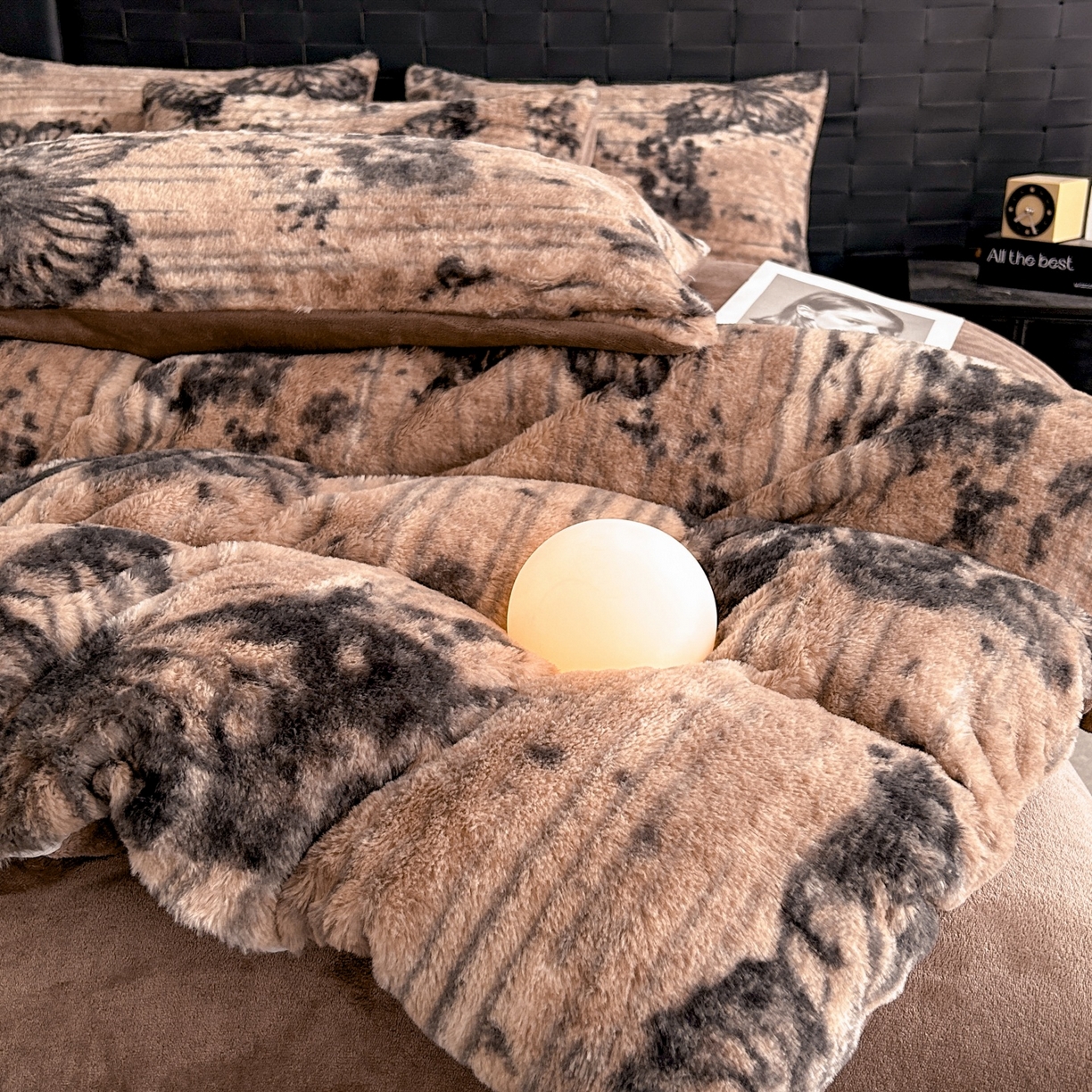 91家纺网 家纺一手货源 找家纺 蓝极人 2025新款美拉德系兔绒兔毛绒兔兔绒印花四件套 黑影蝶梦