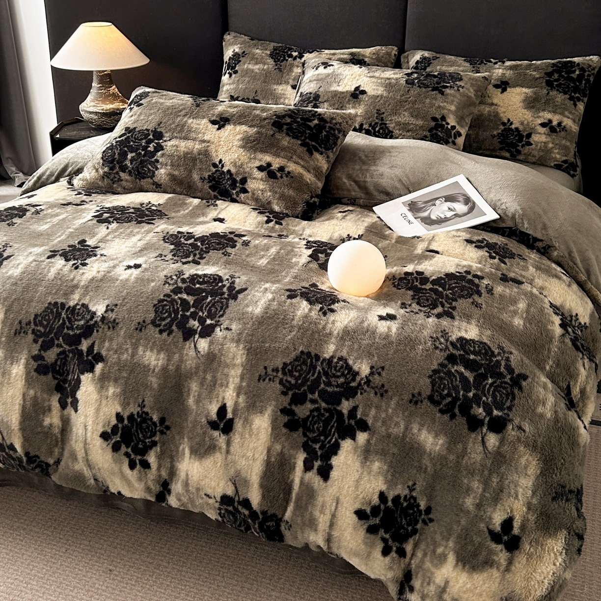 91家纺网 家纺一手货源 找家纺 蓝极人 2025新款美拉德系兔绒兔毛绒兔兔绒印花四件套 黑影玫瑰