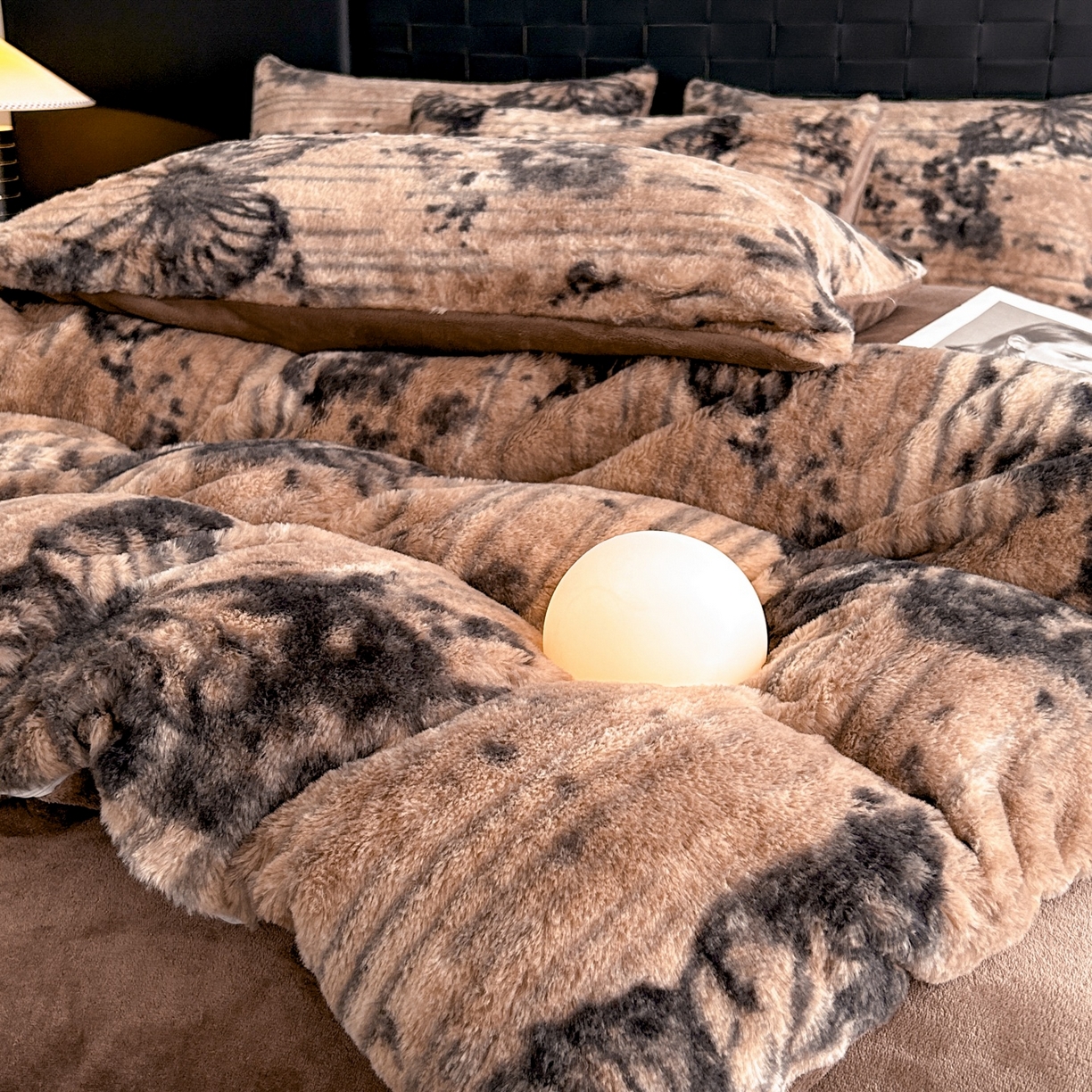 91家纺网 家纺一手货源 找家纺 蓝极人 2025新款美拉德系兔绒兔毛绒兔兔绒印花四件套 黑影蝶梦