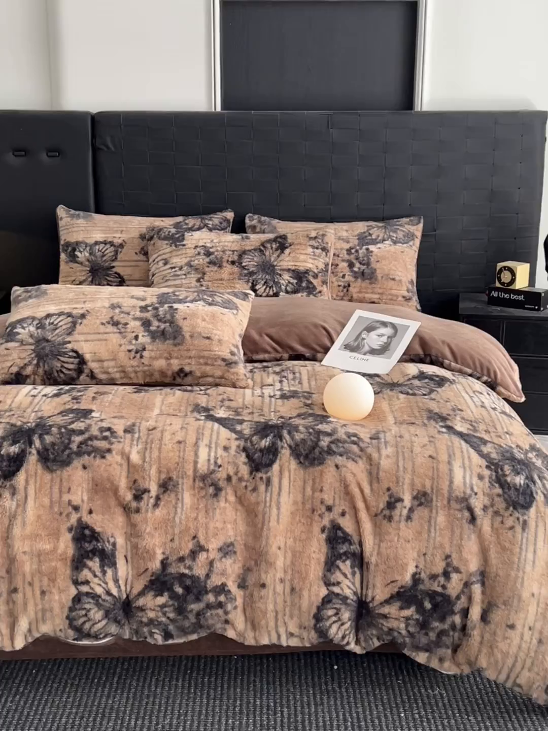 91家纺网 家纺一手货源 找家纺 蓝极人 2025新款美拉德系兔绒兔毛绒兔兔绒印花四件套 黑影蝶梦