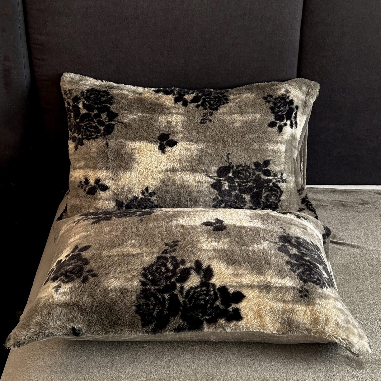 91家纺网 家纺一手货源 找家纺 蓝极人 2025新款美拉德系兔绒兔毛绒兔兔绒印花四件套 黑影玫瑰