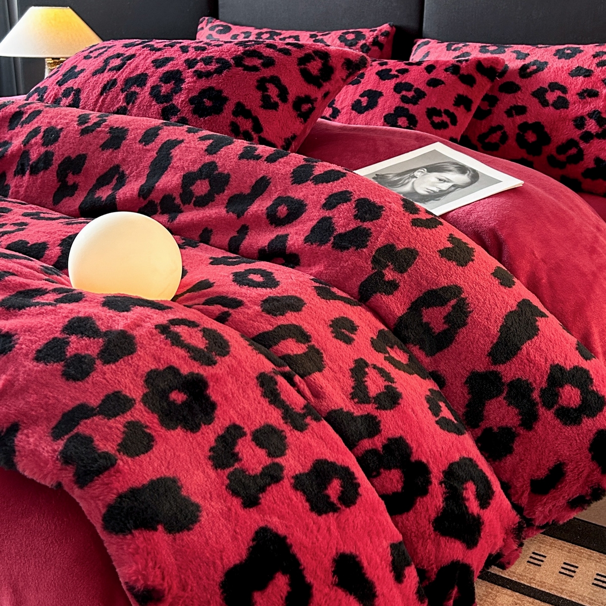 91家纺网 家纺一手货源 找家纺 蓝极人 2025新款美拉德系兔绒兔毛绒兔兔绒印花四件套 红豹芷影