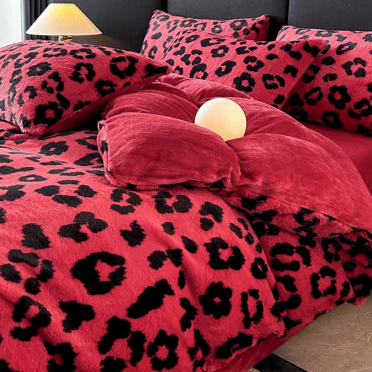 91家纺网 家纺一手货源 找家纺 蓝极人 2025新款美拉德系兔绒兔毛绒兔兔绒印花四件套 红豹芷影