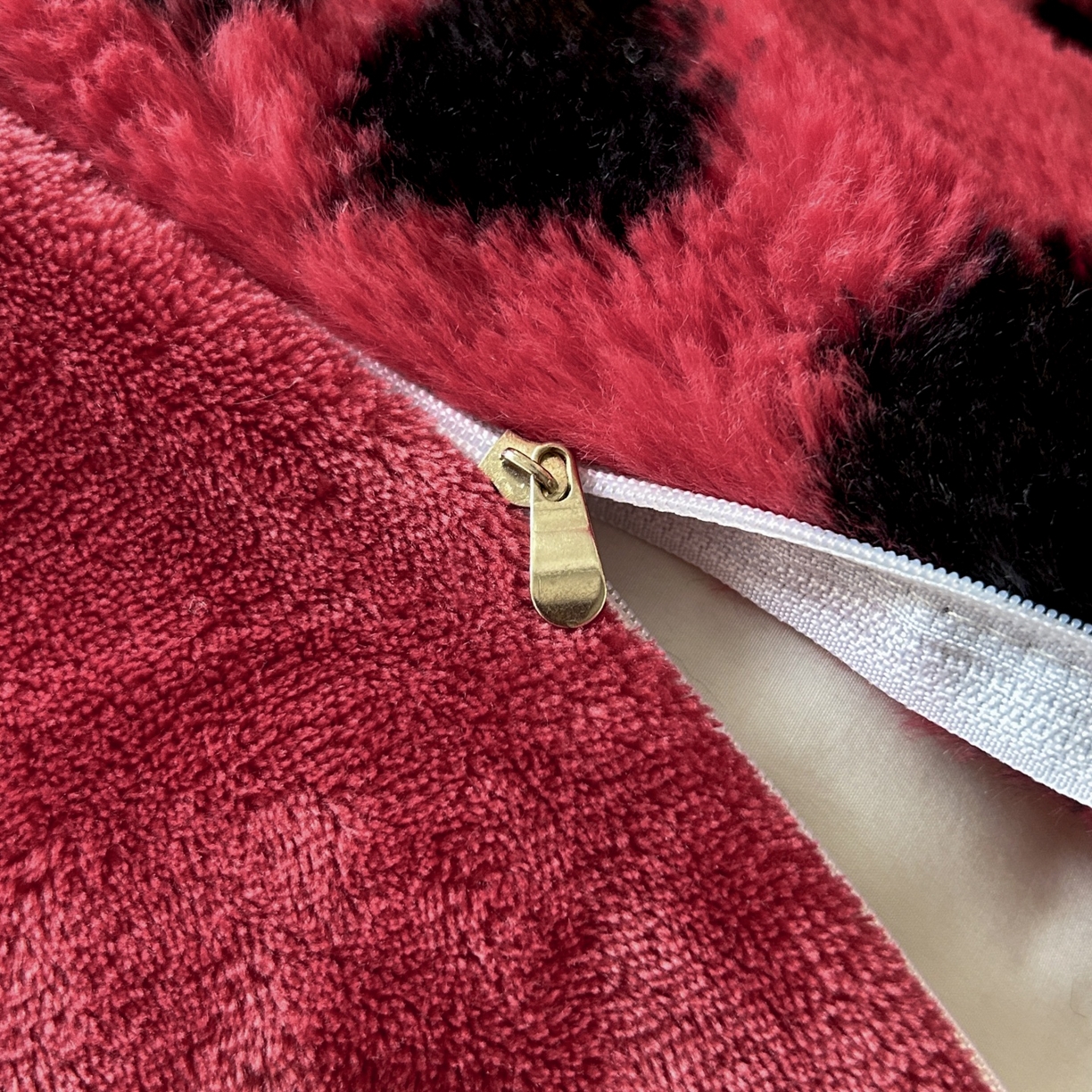 91家纺网 家纺一手货源 找家纺 酱子 2025新款美拉德系兔绒印花四件套 红豹芷影