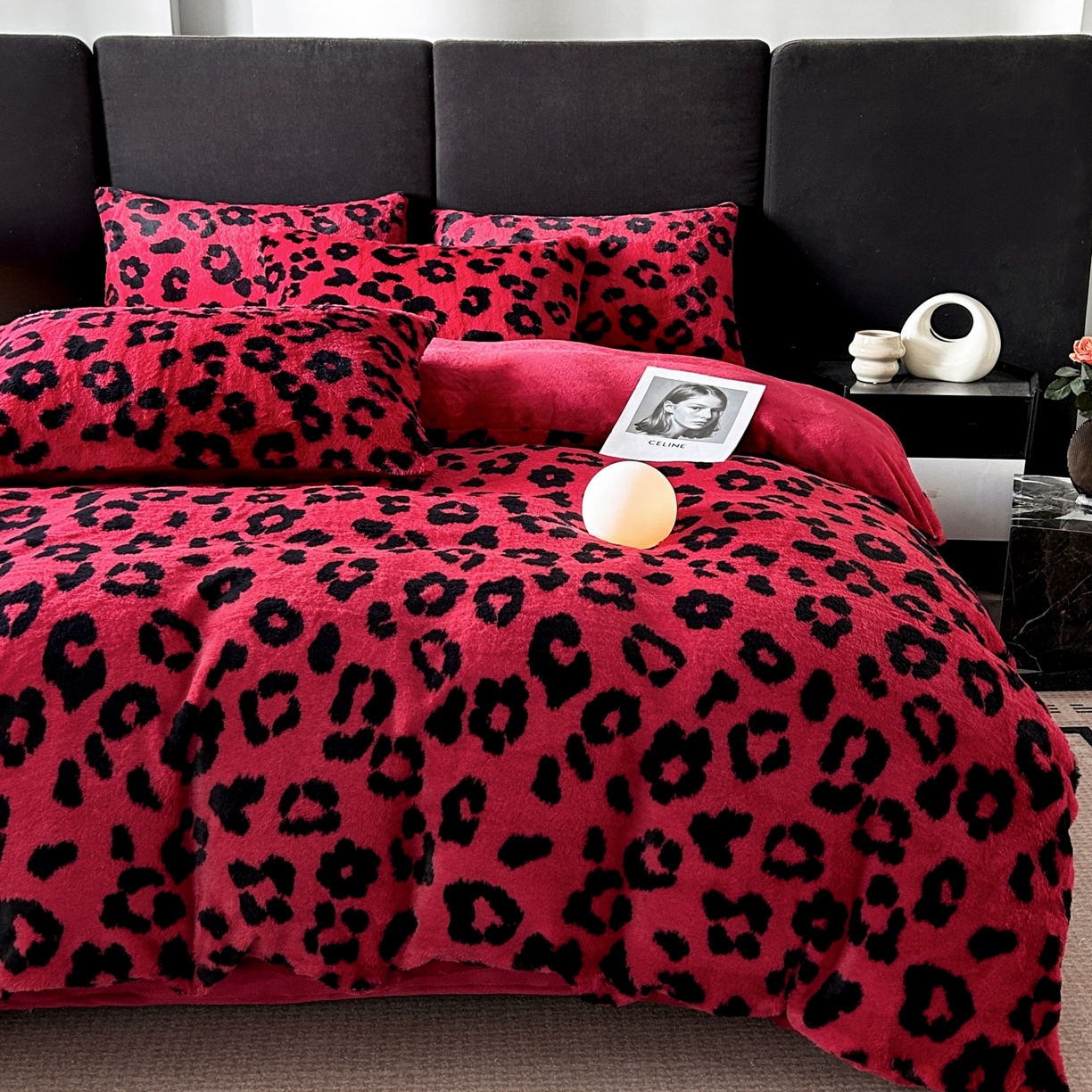 91家纺网 家纺一手货源 找家纺 酱子 2025新款美拉德系兔绒印花四件套 红豹芷影