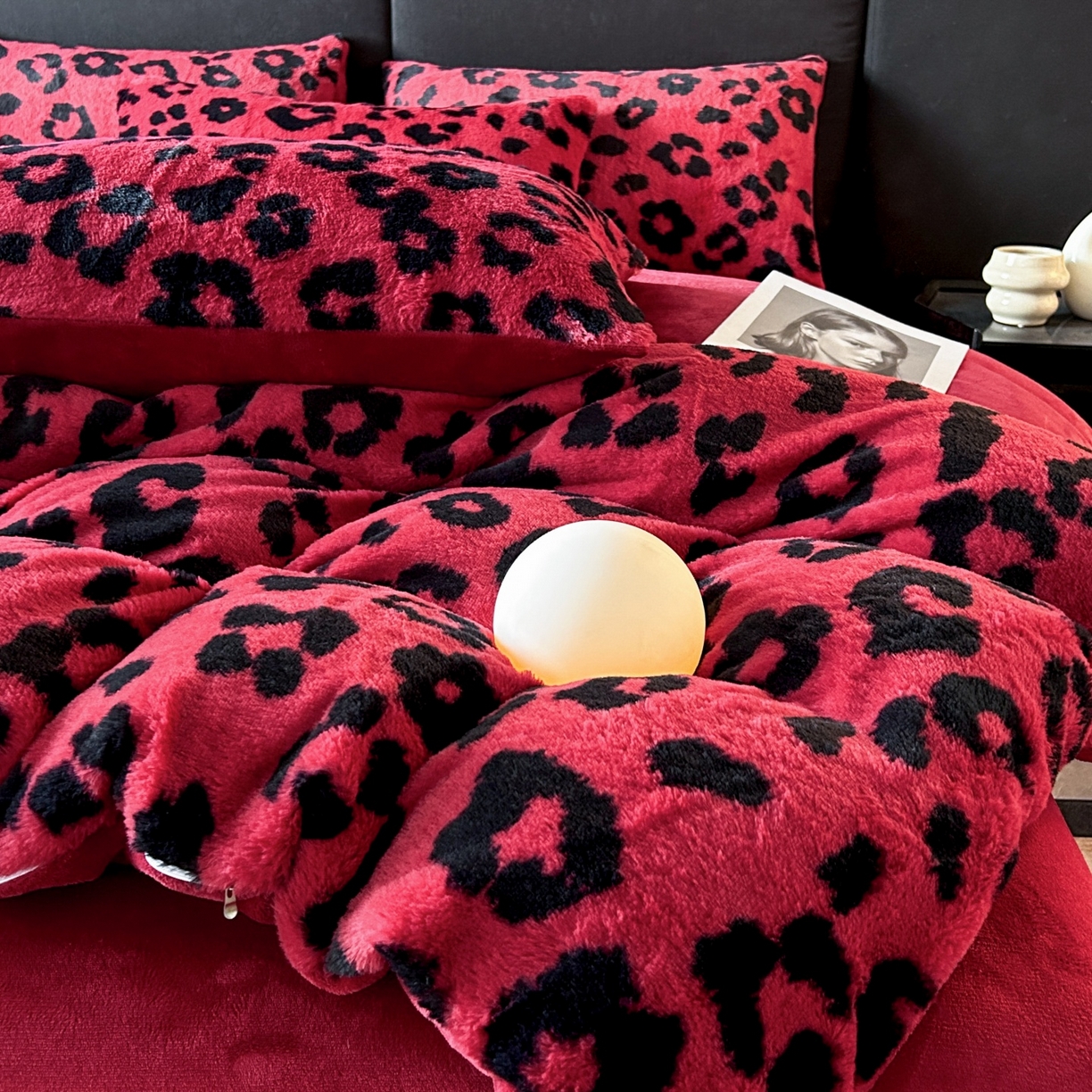 91家纺网 家纺一手货源 找家纺 酱子 2025新款美拉德系兔绒印花四件套 红豹芷影