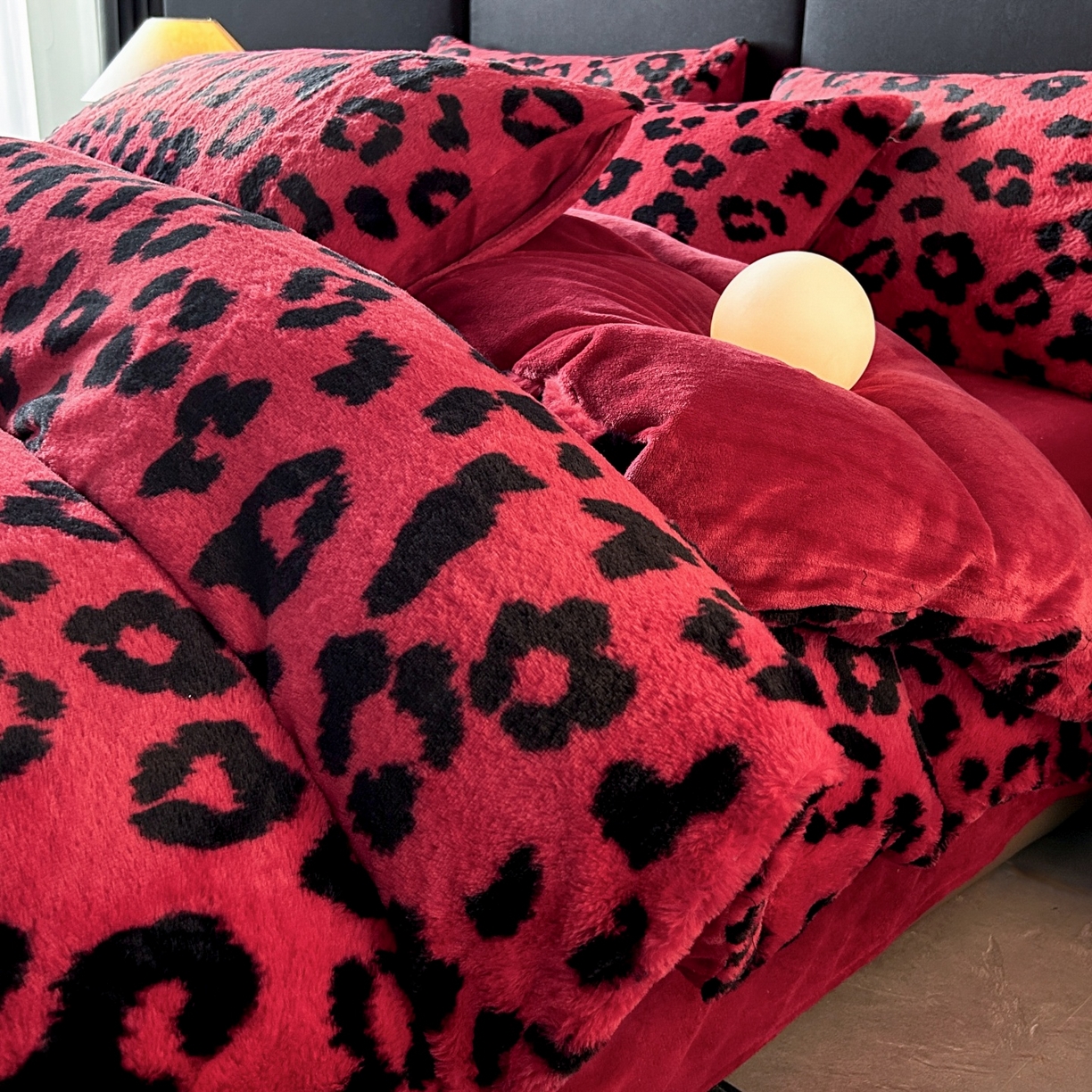 91家纺网 家纺一手货源 找家纺 酱子 2025新款美拉德系兔绒印花四件套 红豹芷影