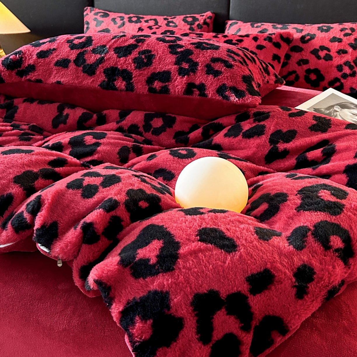 91家纺网 家纺一手货源 找家纺 酱子 2025新款美拉德系兔绒印花四件套 红豹芷影