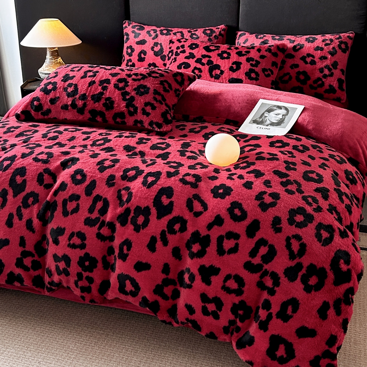 91家纺网 家纺一手货源 找家纺 酱子 2025新款美拉德系兔绒印花四件套 红豹芷影