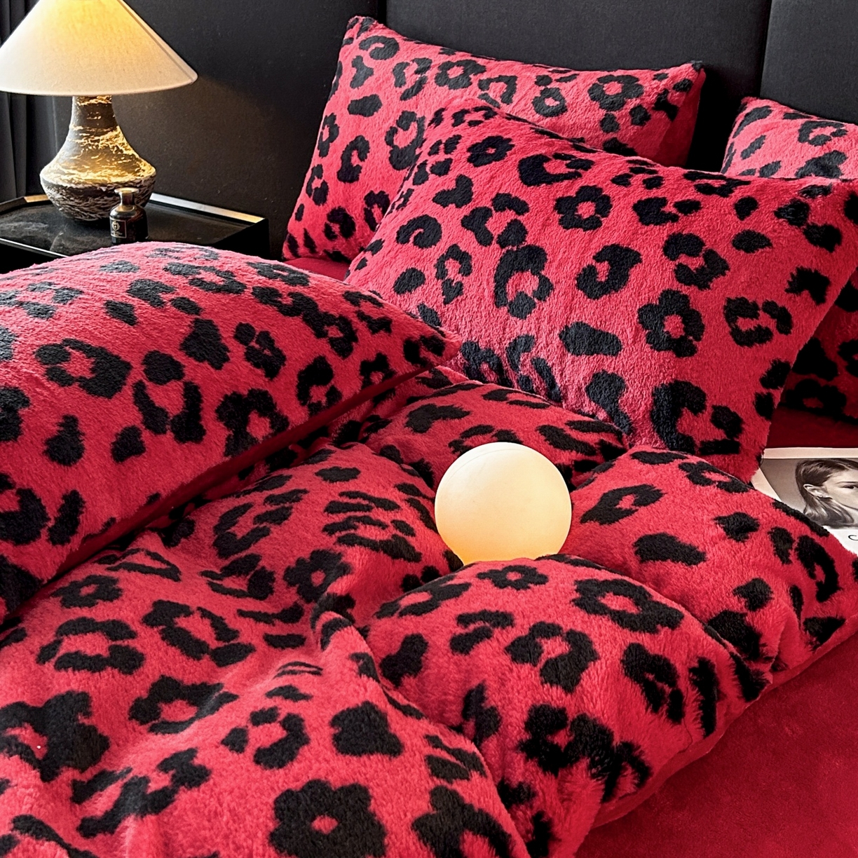 91家纺网 家纺一手货源 找家纺 酱子 2025新款美拉德系兔绒印花四件套 红豹芷影