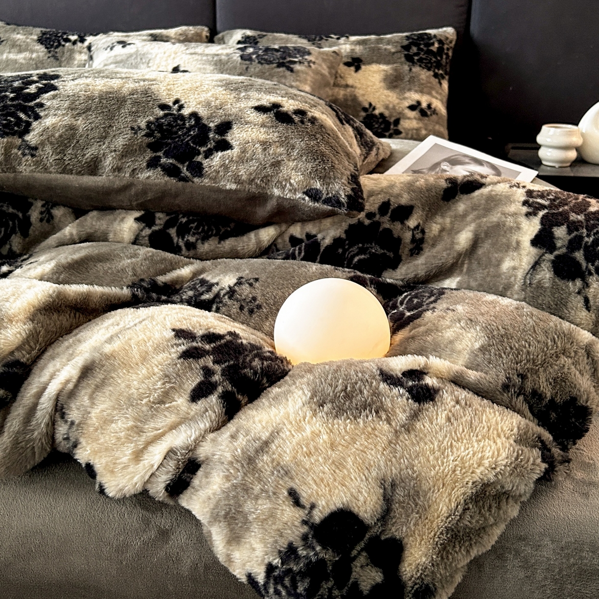 91家纺网 家纺一手货源 找家纺 酱子 2025新款美拉德系兔绒印花四件套 黑影玫瑰