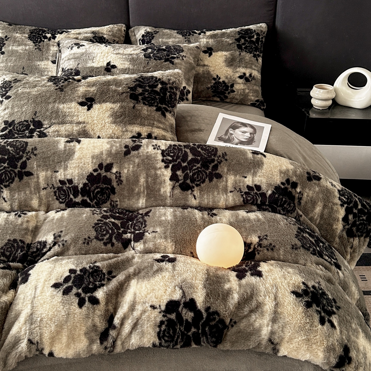 91家纺网 家纺一手货源 找家纺 酱子 2025新款美拉德系兔绒印花四件套 黑影玫瑰